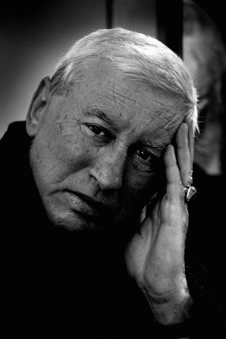 Стефан Сотиров е роден на 26.04.1936 г. в с. Йоглав, Ловешка област, през 1963 г. завършва НАТФИЗ “Кр. Сарафов”, специалност “актьорско майсторство” в класа на проф. Стефан Сърчаджиев и на Методи Андонов