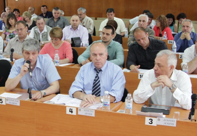 На юнската сесия Борислав Беджев /вляво/ прочете декларация против скока на заплатите, Сн: Архив