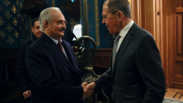 Бунтовническият командир Халифа Хафтар и руският външен министър Сергей Лавров. Сн. АП