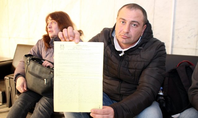 Свежен Петров показва акта, който са им съставили
