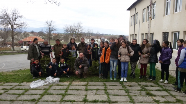 Горски служители и ученици от община Върбица залесиха дръвчета за Седмицата на гората