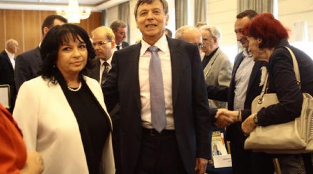 Министър Петкова коментира темата пред медиите преди началото на тържественото честване на Деня на миньора. На снимката до нея: председателят на минната камара Лъчезар Цоцорков.
