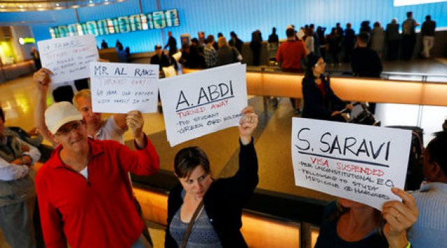 Американци издигат плакати с имената на хора, които са били задържани или не им е било позволено да прекосят границата на международното летище в Лос Анжелис.