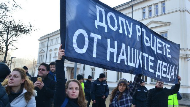 Момент от протеста на членове на РОД през парламента на 18 декември, с който искат да бъде отменен Законът за социалните услуги, чрез който според тях лесно и неоснователно ще бъдат отнемани деца от родителите им. Сн. Ю. Лазарова, Дневник