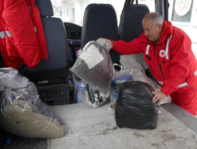 Пламен Петров качва дарените дрехи в буса на БЧК