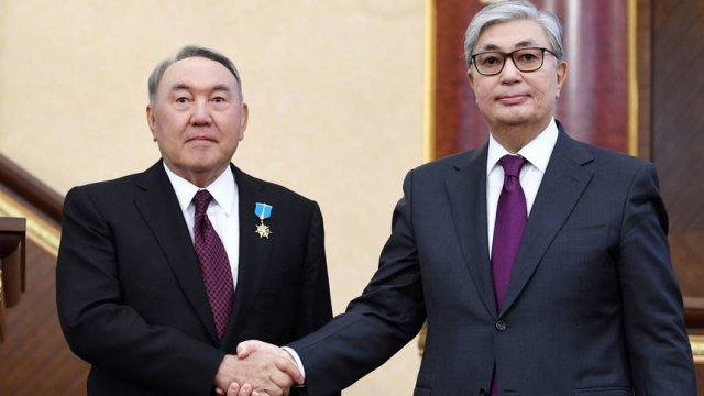 Изпълняващият длъжността президент на Казахстан Касим-Жомарт Токаев (вдясно) с предшественика му, дългогодишния държавен глава Нурсултан Назарбаев, в парламента, на 20 март 2019 г.