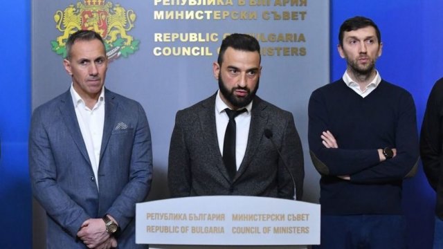 Степан Хиндлиян (в средата) посочи, че когато "Левски" е опрян до стената, огромно количество хора са на едно щракване от излизане на улицата.