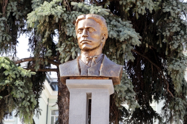 Паметникът вече е поставен на мястото му