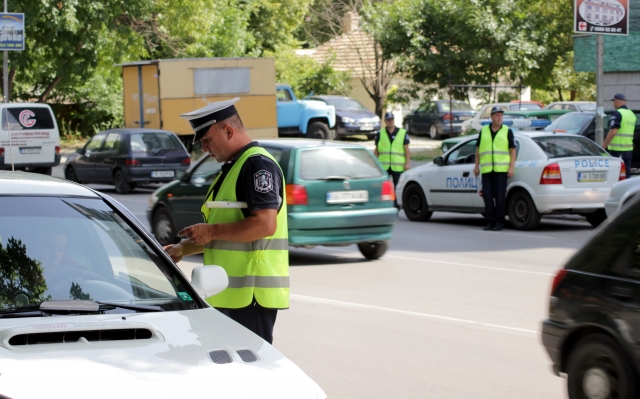 Два екипа с 6 полицаи днес работиха на бул. "Ришки проход" до Базовото училище