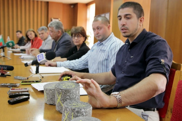 Инж. Николай Евтимов показа взетите от ремонтираните участъци проби