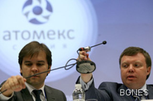На снимката са говорителят на "Росатом" Сергей Новиков и Кирил Комаров