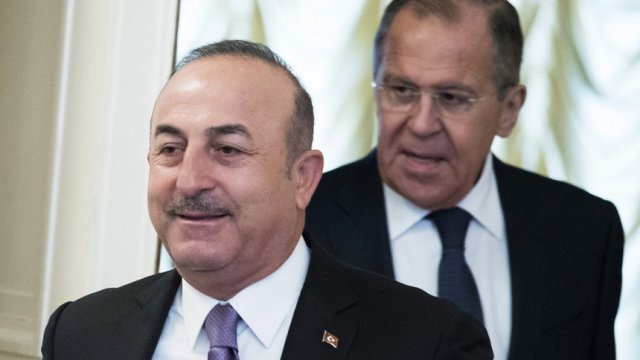 Външните министри на Турция и Русия, Мевлют Чавушоглу и Сергей Лавров. Сн. АП