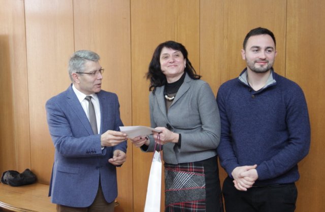 Директорът на ДГ "Щурче" Галина Ангелова получи награда за коледен дух.