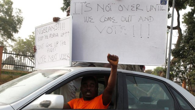 Снимка от днес, малко след обявеното отлагане на изборите в Нигерия.  ©Reuters