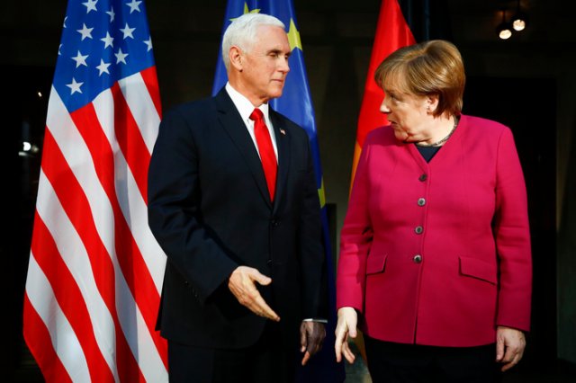 Вицепрезидентът на САЩ Майк Пенс разговаря с германската канцлерка Ангела Меркел по време на Международната конференция за сигурността в Мюнхен. Вашингтон е критичен към германската зависимост от руските енергийни доставки. Снимка АП / БТА