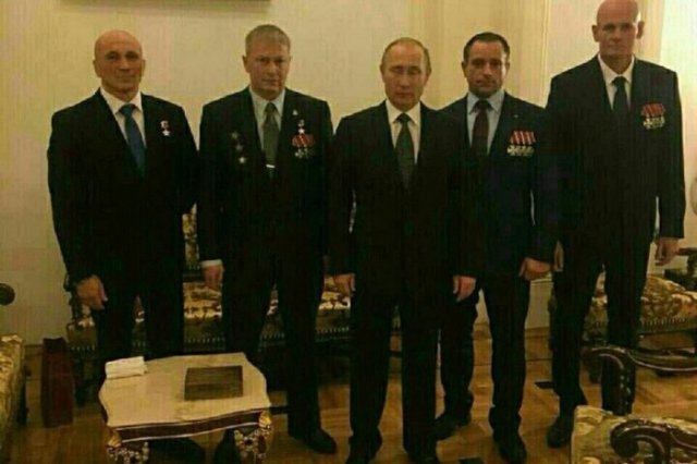 Дмитрий Уткин-Вагнер (крайнят вдясно) е на прием при Владимир Путин по повод деня на героите на Отечеството през 2016 г.