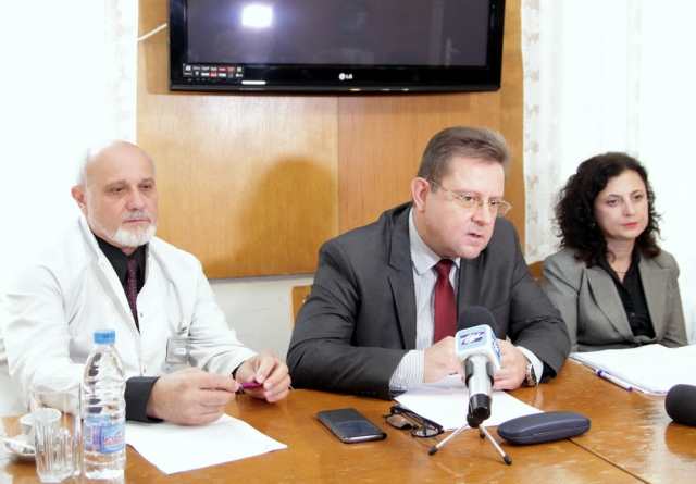 Д-р Атанас Атанасов /в средата/ заяви, че болницата е стабилна финансово
