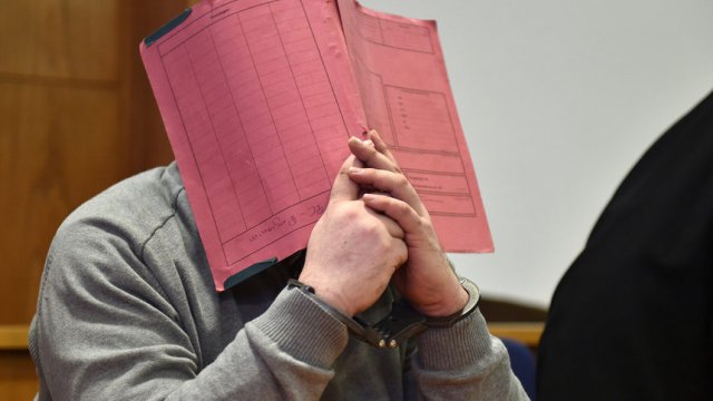 Нилс Хьогел опитва да скрие лицето си по време на дело през 2015 г.