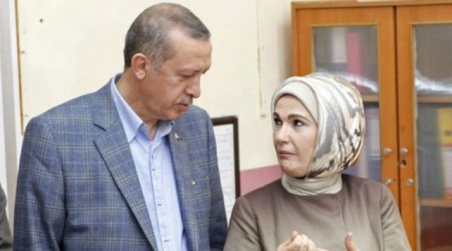 Съпругата на президента Ердоган - Емине (на снимката), и дъщерите му се обличат консервативно.