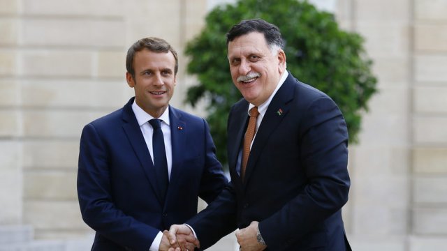 Френският президент Еманюел Макрон с лидера на международно признатото правителство на Либия Файес Серадж в Елисейския дворец през август миналата година.