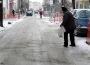 Мъж опесъчава ул. "Васил Левски"