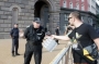 Протестиращите превърнаха в традиция носенето на минерална вода за полицаите, охраняващи протеста