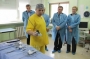 Д-р Валентин Семков показва новата техника