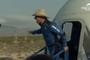 Джеф Безос напуска капсулата Снимка: Blue Origin