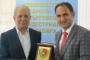 Фикрет Индже подари плакет на Българо-турската камара на доц. д-р Кудрет Бюлбюл, председател на Агенцията за турците в чужбина