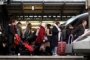 Френските влакове и парижкото метро работят почти нормално, стачките отслабват
