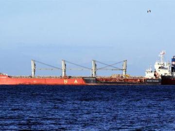 Кораб на българска компания спаси 34-ма души от горящ плавателен съд в Индийския океан