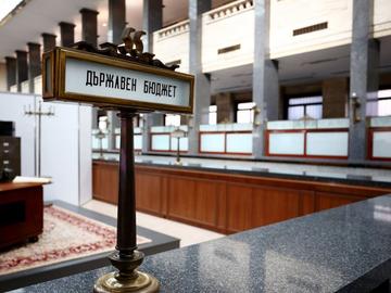 Без съгласуване с Тристранката, Бюджет 2026 тръгна към парламента