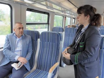 Транспортният министър се качи на влак, за да провери условията в БДЖ