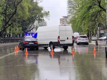 Лек автомобил и бус се удариха до Базовото училище, двама са пострадали