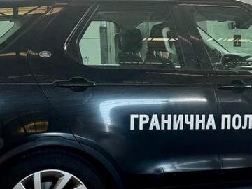 Двама гранични полицаи превозвали мигранти със служебна кола