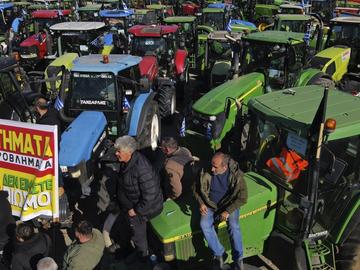 Гръцките фермери затварят безсрочно всички граници, включително тази с България