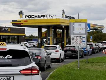 След ударите по рафинериите: Русия отново ограничава продажбата на гориво