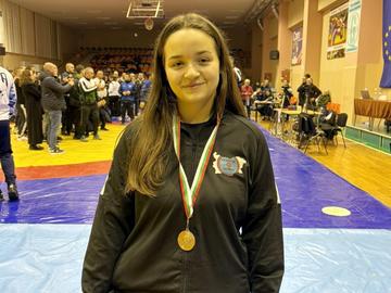Шуменка с бронзов медал при жените от държавното по свободна борба