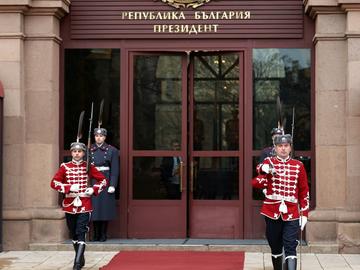 Президентът Йотова започва консултациите по домовата книга за служебен премиер с Рая Назарян