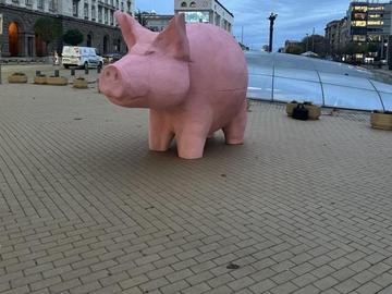 От "Продължаваме промяната" поставиха прасе-касичка пред парламента