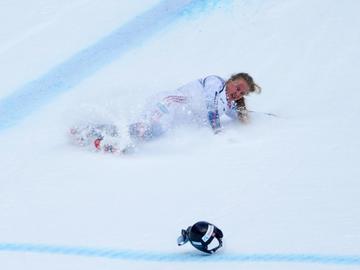 Хеликоптер откара Линдзи Вон в болница след падане в Швейцария