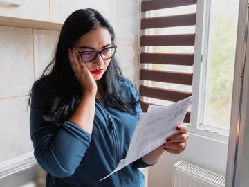 Жена твърди, че е получила €65 сметка за ток за неизползваем имот със свален бушон