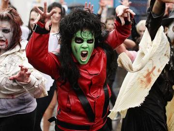 Емблематичното червено яке на Майкъл Джексън от „Thriller“ отива на търг в Абу Даби
