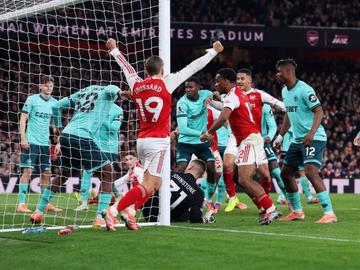 От гняв до екстаз за секунди: Арсенал с шампионско измъкване срещу последния