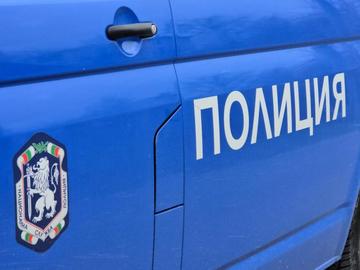 Издирват водач, блъснал полицай при проверка край Белица