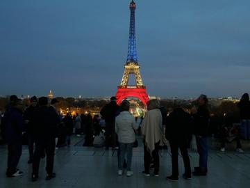 В памет на 130-те жертви на терора: Айфеловата кула засия в цветовете на френското знаме
