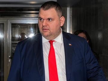 Пеевски сезира КЗК за потенциален картел на "Лукойл" с горива