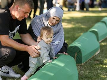 Хиляди се поклониха на жертвите от Сребреница, погребаха десет от тях едва сега