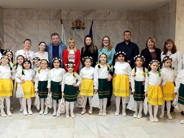 Деца пресъздадоха обичая Лазаруване пред кмета на Шумен и екипа му