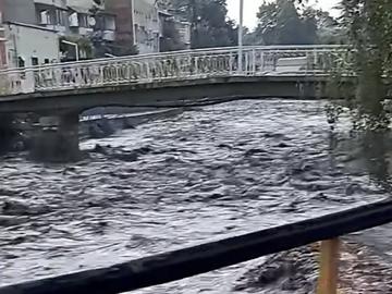Бедствено положение в Сатовча след пороя, още търсят отнесения от реката мъж в Пещера
